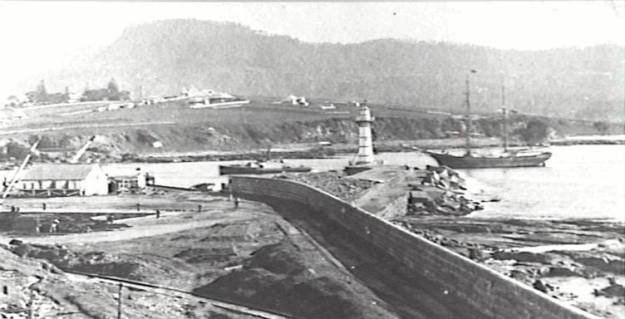 Wollongong Harbour unknown b